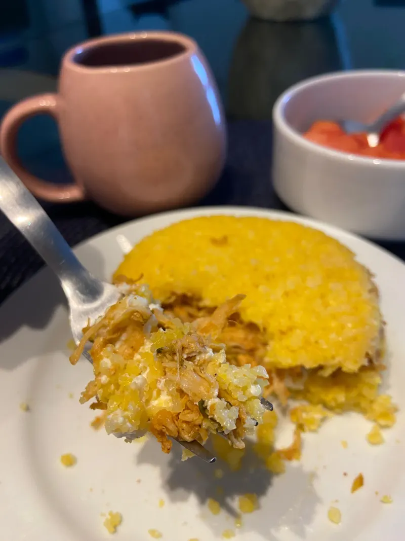 Cuscuz recheado com frango desfiado