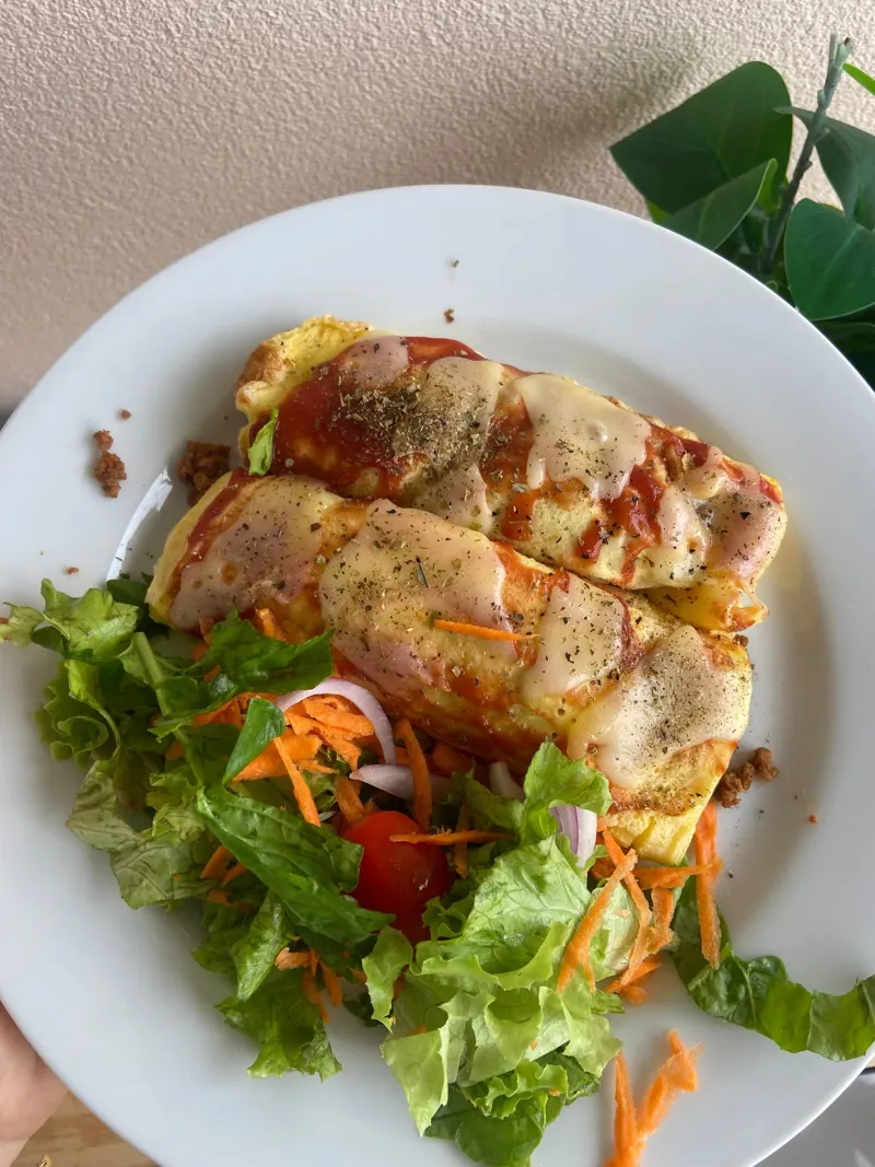 Panquecas gratinadas com salada