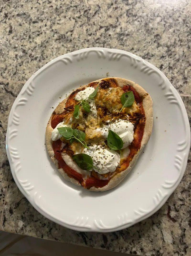 Pizza caseira com molho de tomate, queijo e manjericão
